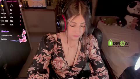 Snapshot of khionebesset chatting on 02/26/25, 10:15 Khi. online show from 02/26/25, 10:15