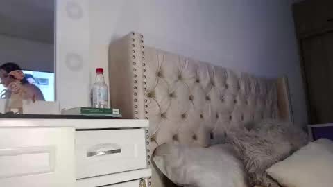 Snapshot of khloe33 chatting on 02/13/25, 08:03 khloe33 online show from 02/13/25, 08:03