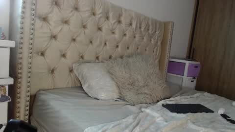 Snapshot of khloe33 chatting on 02/21/25, 07:01 khloe33 online show from 02/21/25, 07:01