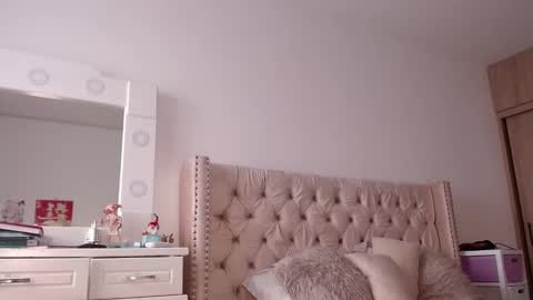 Snapshot of khloe33 chatting on 02/22/25, 05:35 khloe33 online show from 02/22/25, 05:35