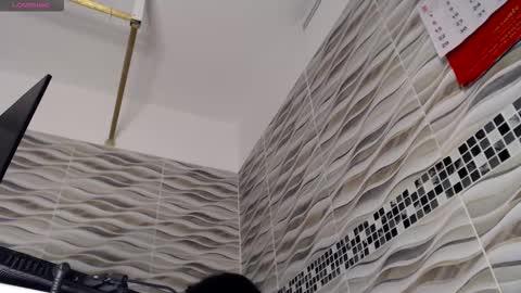 Snapshot of khloe33 chatting on 12/05/25, 06:44 khloe33 online show from 12/05/25, 06:44