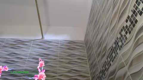 Snapshot of khloe33 chatting on 02/09/26, 04:00 khloe33 online show from 02/09/26, 04:00