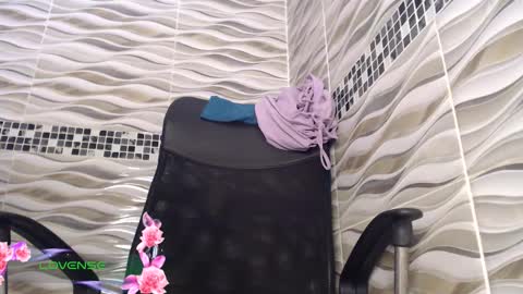 Snapshot of khloe33 chatting on 02/18/26, 10:06 khloe33 online show from 02/18/26, 10:06