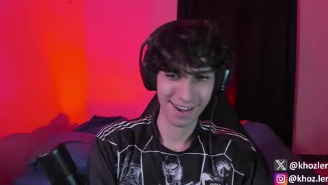 Snapshot of khozler_ chatting on 10/28/25, 02:48 khozler_ online show from 10/28/25, 02:48