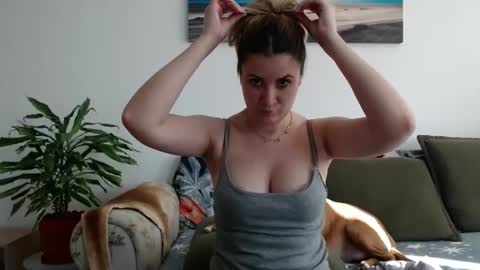 Snapshot of khrysssarah chatting on 02/02/25, 10:24 Sarah online show from 02/02/25, 10:24