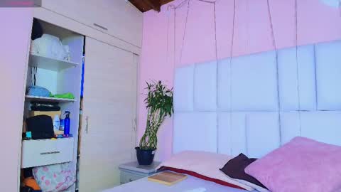 Snapshot of kiana_cream chatting on 03/03/25, 11:33 N M online show from 03/03/25, 11:33