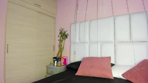 Snapshot of kiana_cream chatting on 09/10/25, 11:32 N M online show from 09/10/25, 11:32