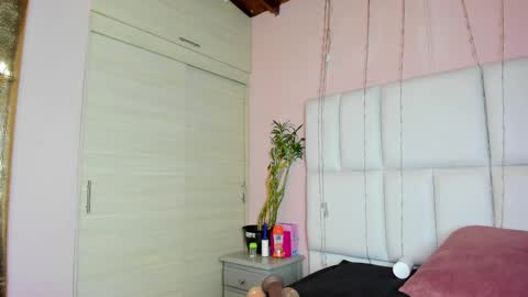 Snapshot of kiana_cream chatting on 09/18/25, 12:07 N M online show from 09/18/25, 12:07