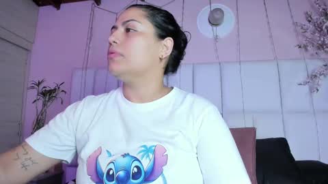 Snapshot of kiana_cream chatting on 09/24/25, 12:19 N M online show from 09/24/25, 12:19