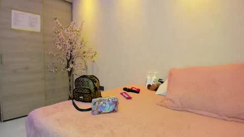 Snapshot of kiana_cream chatting on 10/18/25, 11:33 N M online show from 10/18/25, 11:33