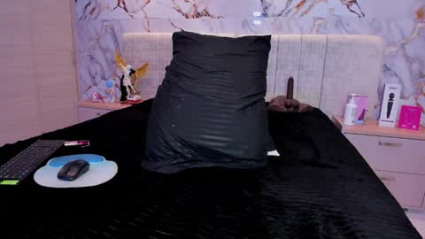 Snapshot of kiana_cream chatting on 11/08/25, 11:25 N M online show from 11/08/25, 11:25