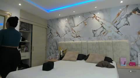 Snapshot of kiana_cream chatting on 11/17/25, 11:38 N M online show from 11/17/25, 11:38