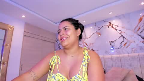 Snapshot of kiana_cream chatting on 11/19/25, 11:32 N M online show from 11/19/25, 11:32