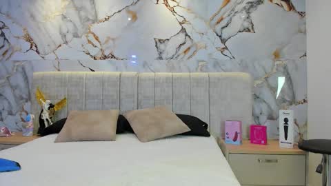 Snapshot of kiana_cream chatting on 11/20/25, 11:32 N M online show from 11/20/25, 11:32