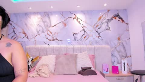 Snapshot of kiana_cream chatting on 11/28/25, 11:24 N M online show from 11/28/25, 11:24