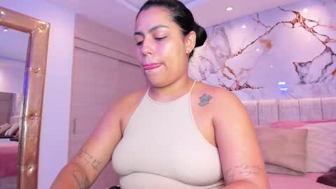 Snapshot of kiana_cream chatting on 12/04/25, 11:30 N M online show from 12/04/25, 11:30