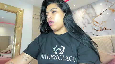 Snapshot of kiana_cream chatting on 12/15/25, 11:25 N M online show from 12/15/25, 11:25