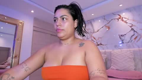 Snapshot of kiana_cream chatting on 12/19/25, 11:50 N M online show from 12/19/25, 11:50