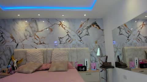 Snapshot of kiana_cream chatting on 12/20/25, 11:28 N M online show from 12/20/25, 11:28