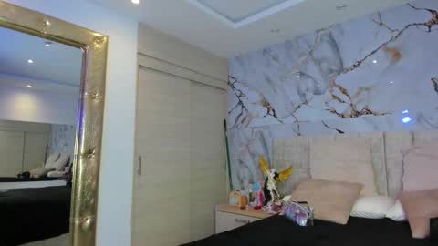 Snapshot of kiana_cream chatting on 01/12/26, 11:59 N M online show from 01/12/26, 11:59