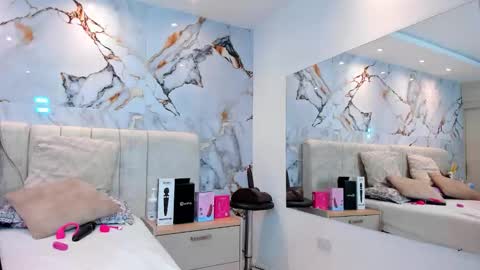 Snapshot of kiana_cream chatting on 02/04/26, 02:06 N M online show from 02/04/26, 02:06