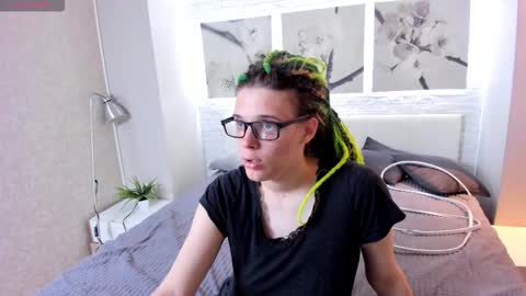 Snapshot of kiki_krash chatting on 09/14/25, 03:00 Kiki online show from 09/14/25, 03:00