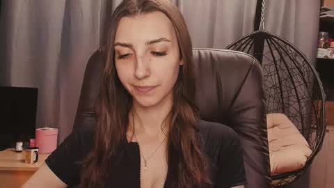 Snapshot of kikies_ chatting on 09/29/25, 04:56 Mika and Miranda online show from 09/29/25, 04:56