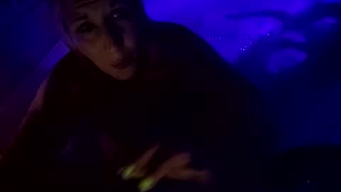 kikilovespartylights online show from 11/12/25, 12:27