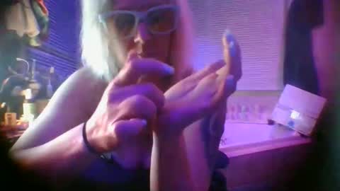 Snapshot of kikilovespartylights chatting on 05/14/26, 12:01 kikilovespartylights online show from 05/14/26, 12:01