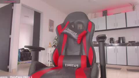 Snapshot of kim_hugecock chatting on 02/17/25, 04:26 KIM QUEENS online show from 02/17/25, 04:26