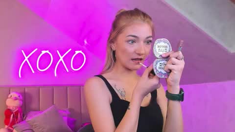 kimberlly_smith online show from 11/19/25, 01:05