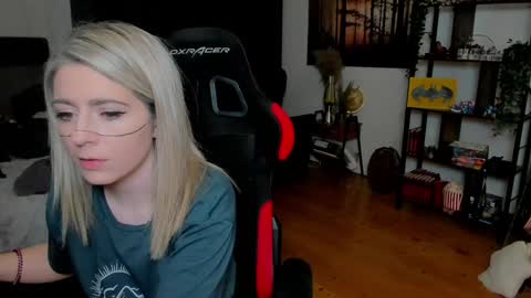 Wolfs Girl online show from 02/28/26, 08:10