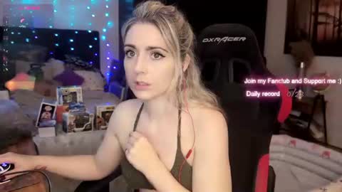 Snapshot of kimilee22 chatting on 07/18/26, 05:28 Wolfs Girl online show from 07/18/26, 05:28