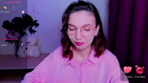 Snapshot of kindhazelhere_ chatting on 06/15/26, 04:47 Hazel online show from 06/15/26, 04:47