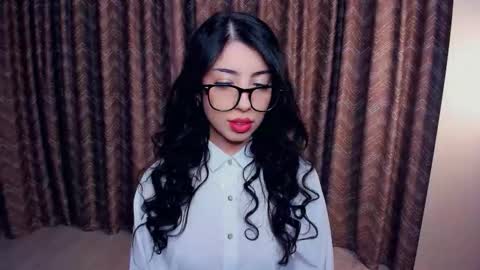 Snapshot of kindraevert chatting on 11/10/25, 05:06 Megan online show from 11/10/25, 05:06