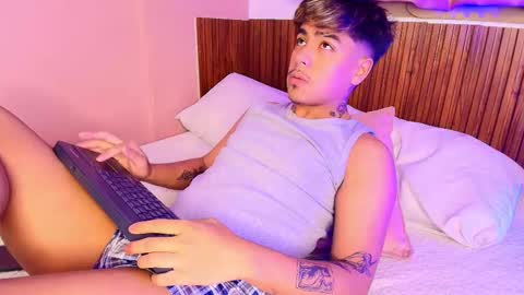 king  help me reach 100 likes online show from 10/31/25, 03:18