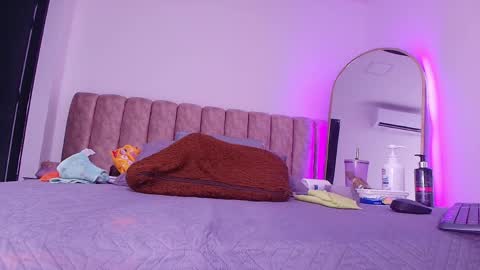 Bella online show from 04/08/26, 03:17