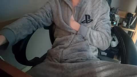 Snapshot of kingcharlez_04 chatting on 10/26/25, 12:33 kingcharlez_04 online show from 10/26/25, 12:33