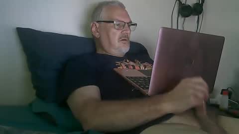 Snapshot of kingtongue10 chatting on 09/11/25, 05:13 kingtongue10 online show from 09/11/25, 05:13