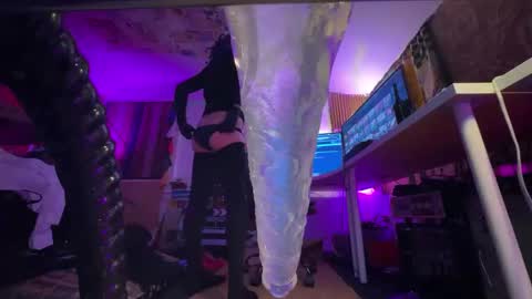 Snapshot of kinksmcgee chatting on 03/29/26, 10:37 Nikki online show from 03/29/26, 10:37