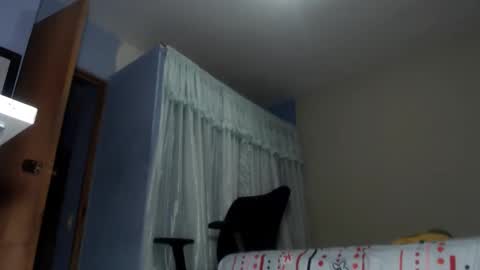 Snapshot of kinky_eli_ chatting on 12/18/25, 04:02 kinky_eli_ online show from 12/18/25, 04:02