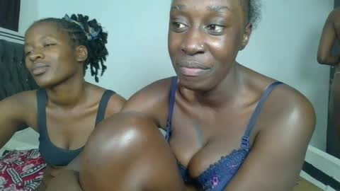 Snapshot of kinky_leila chatting on 07/07/26, 06:47 kinky_leila online show from 07/07/26, 06:47