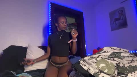 Snapshot of kinkycoupleinteracial chatting on 11/12/25, 12:33 interracialfacial online show from 11/12/25, 12:33