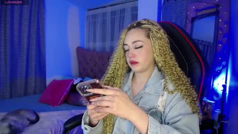 Snapshot of kinkydoll_ chatting on 03/01/25, 04:26 Sara online show from 03/01/25, 04:26