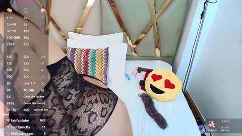 Snapshot of kinkyhousewifee_ chatting on 01/28/25, 02:53 MISS RYN online show from 01/28/25, 02:53