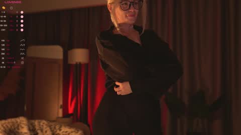 kinkylina_ online show from 12/12/24, 08:57