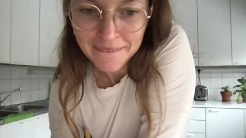 Snapshot of kinkyorange_ chatting on 12/18/24, 11:24 Mary the Soulmate online show from 12/18/24, 11:24