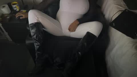 Snapshot of kinkypantyhoseman chatting on 02/24/25, 10:58 kinkypantyhoseman online show from 02/24/25, 10:58