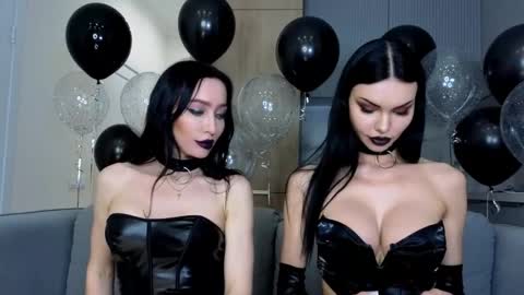 Snapshot of kira_mmr chatting on 10/30/25, 05:13 Kira and friends online show from 10/30/25, 05:13