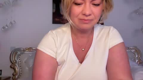 Snapshot of kiradivine chatting on 11/28/25, 01:58 KiraDivine online show from 11/28/25, 01:58